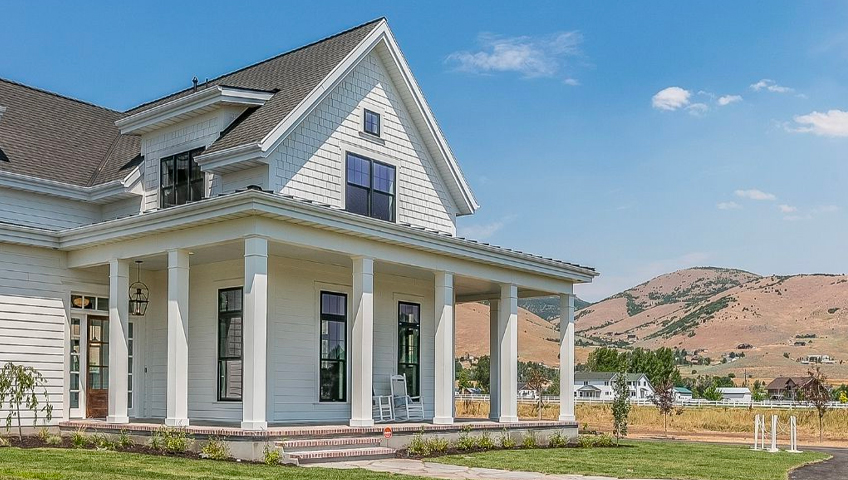 What makes a farmhouse style house